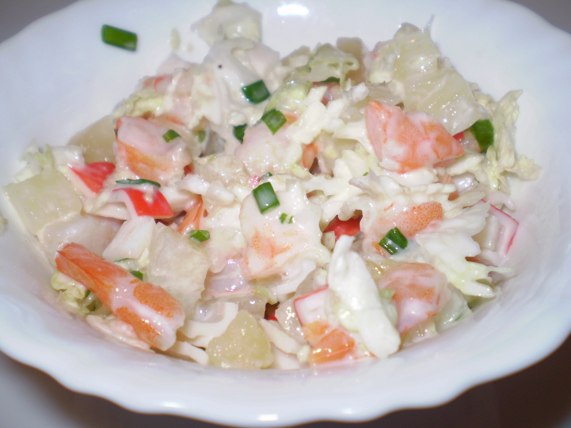 Салат с капустой и креветками палочками