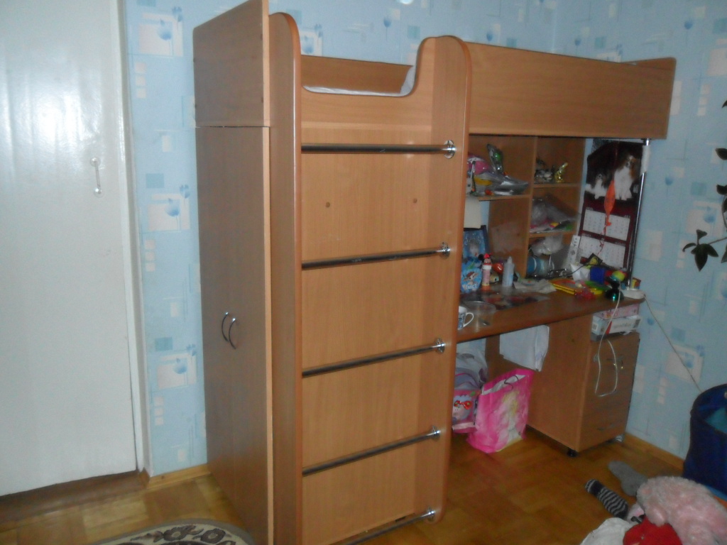 Продам детский уголок(кровать,стол,шкаф).
