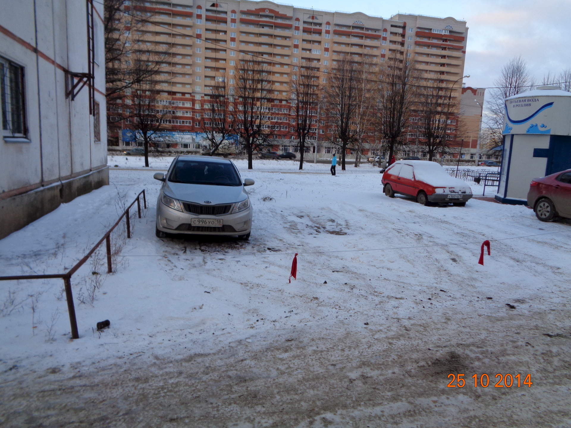 Во дворе вбили колья и огородили стоянку,законно ли это? Во дворе вбили колья и огородили стоянку,законно ли это?