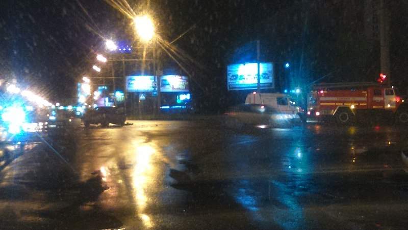 1280 X 720 141.9 Kb 06.09.2015 ДТП около 4:00 на ул. 10 лет Октября и Удмуртская. Нексию нехило размотало