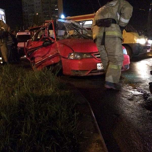 960 X 960 210.0 Kb 960 X 960 141.2 Kb 764 X 1024 111.5 Kb 1280 X 720 141.9 Kb 06.09.2015 ДТП около 4:00 на ул. 10 лет Октября и Удмуртская. Нексию нехило размотало