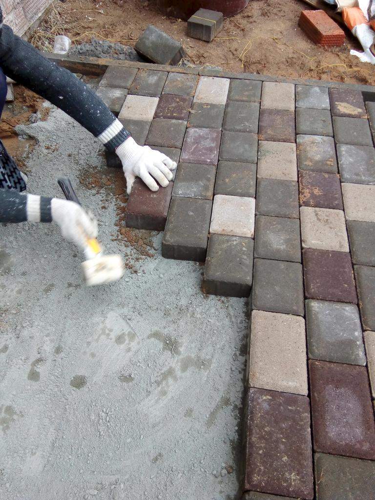 Выполнить работы по укладке тротуарной плитки Выполнить работы по укладке тротуарной плитки