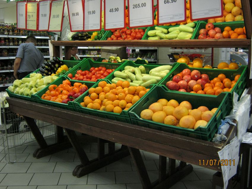 Фруктовый оазис. Выкладка овощей и фруктов в магазине. Выкладка овощей и фруктов в гипермаркете. Прилавок с фруктами. Магазин овощи фрукты.