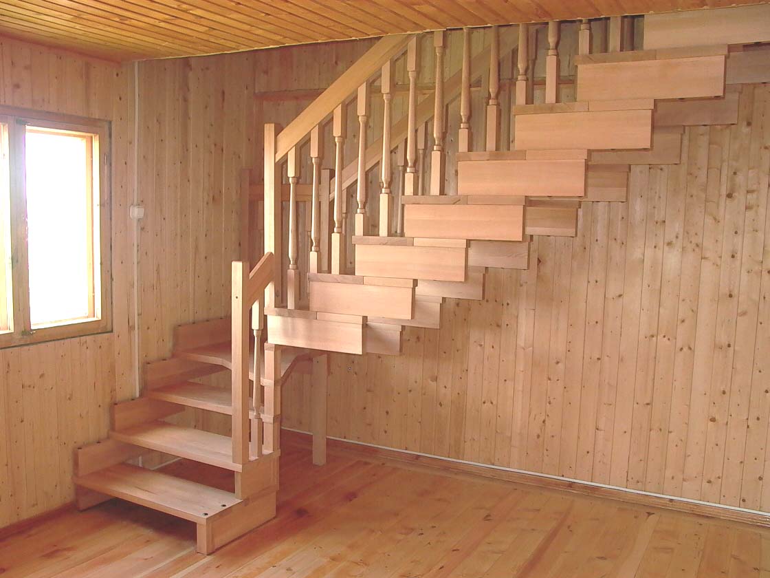 Построить лестницу своими руками. Деревянная лестница. Лестница деревянная на второй этаж. Лестница на второй этаж в частном доме. Лестница в своем доме на второй этаж.