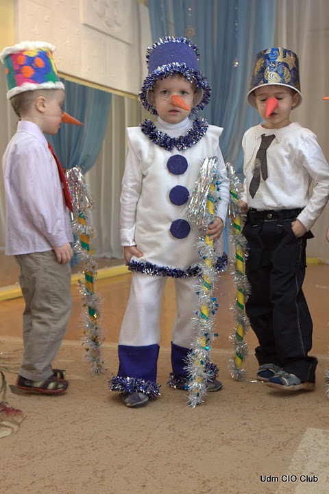 Текст все дети надели заранее сшитые маскарадные. Костюм снеговика в садик. Костюм снеговика для мальчика в садик. Костюм снеговика на утренник. Снеговички костюмы в детском саду.