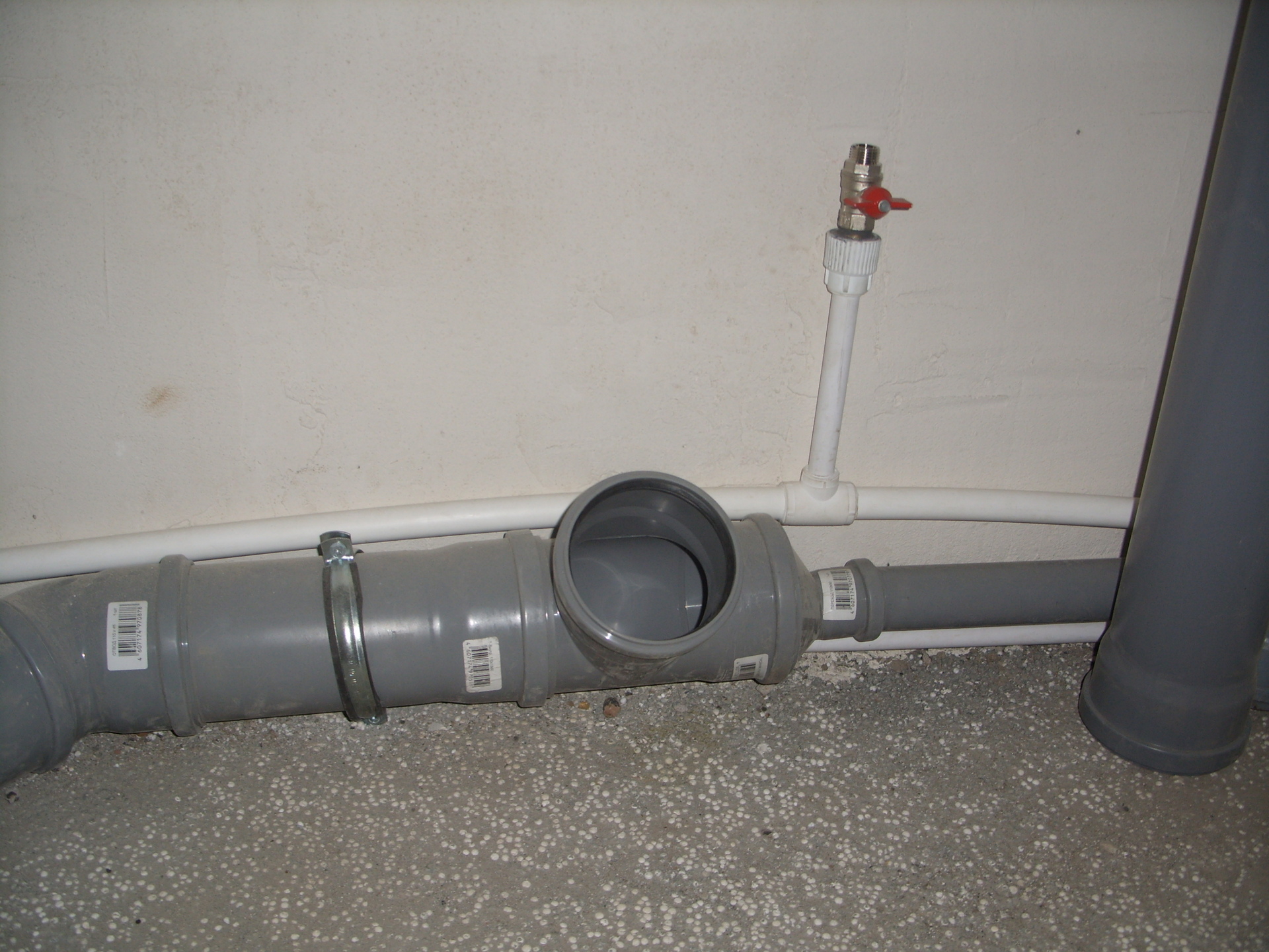 Сливные канализационные трубы. Труба для подключения унитаза к канализации 110. Стык канализационной трубы и унитаза 110 мм.
