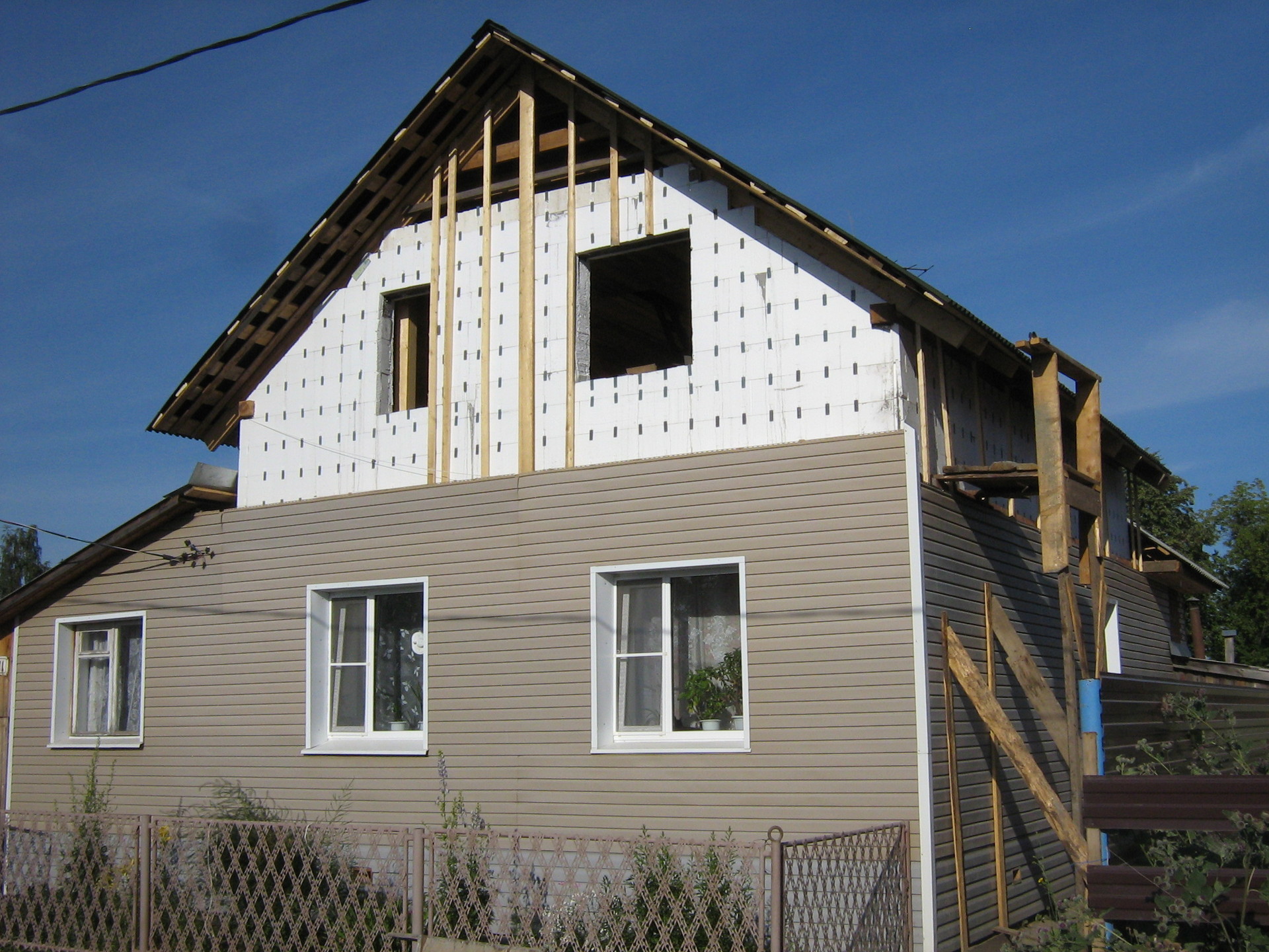 Пристройка второго этажа. Пристройка мансардного этажа. Мансардная крыша. Надстройка мансардного этажа. Второй этаж на старый дом.