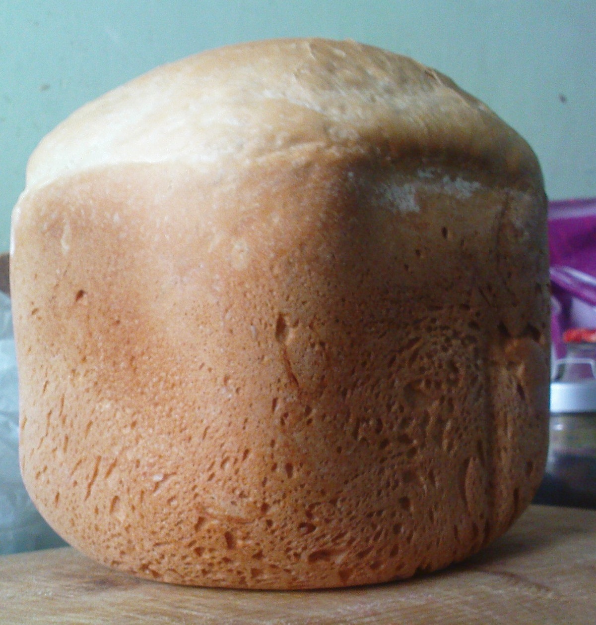 Почему опадает верхушка хлеба. Хлеб из хлебопечки. Потресканный хлеб. Дефекты хлеба в хлебопечке. Хлеб треснул при выпечке.