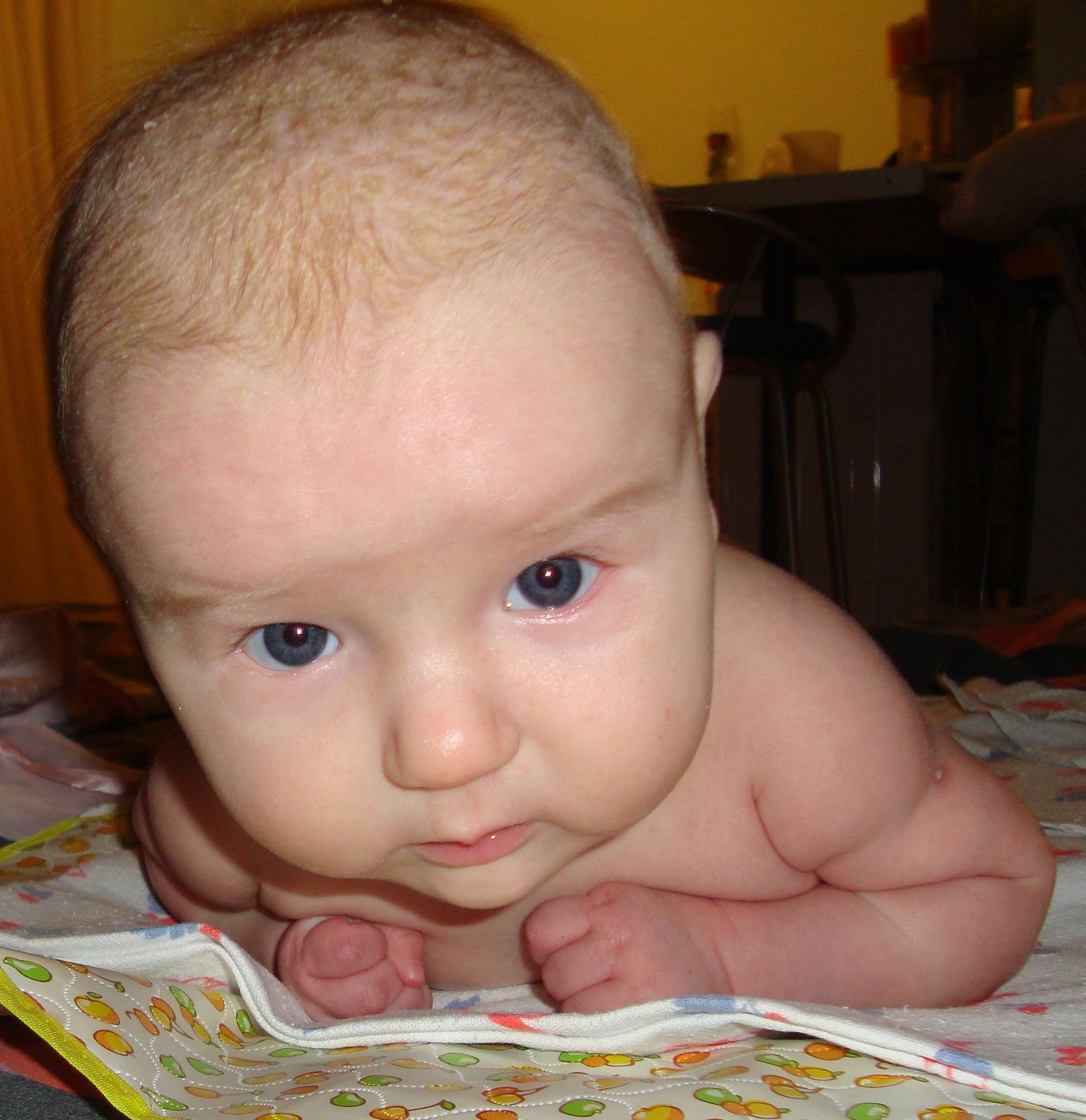 6 месяцев срыгивает. Ребенок 3 месяца часто срыгивает. Что если ребенок наелся волос. Двухмесячного малыш срыгнул после сна. Ребёнок 6 месяцев много срыгивает.