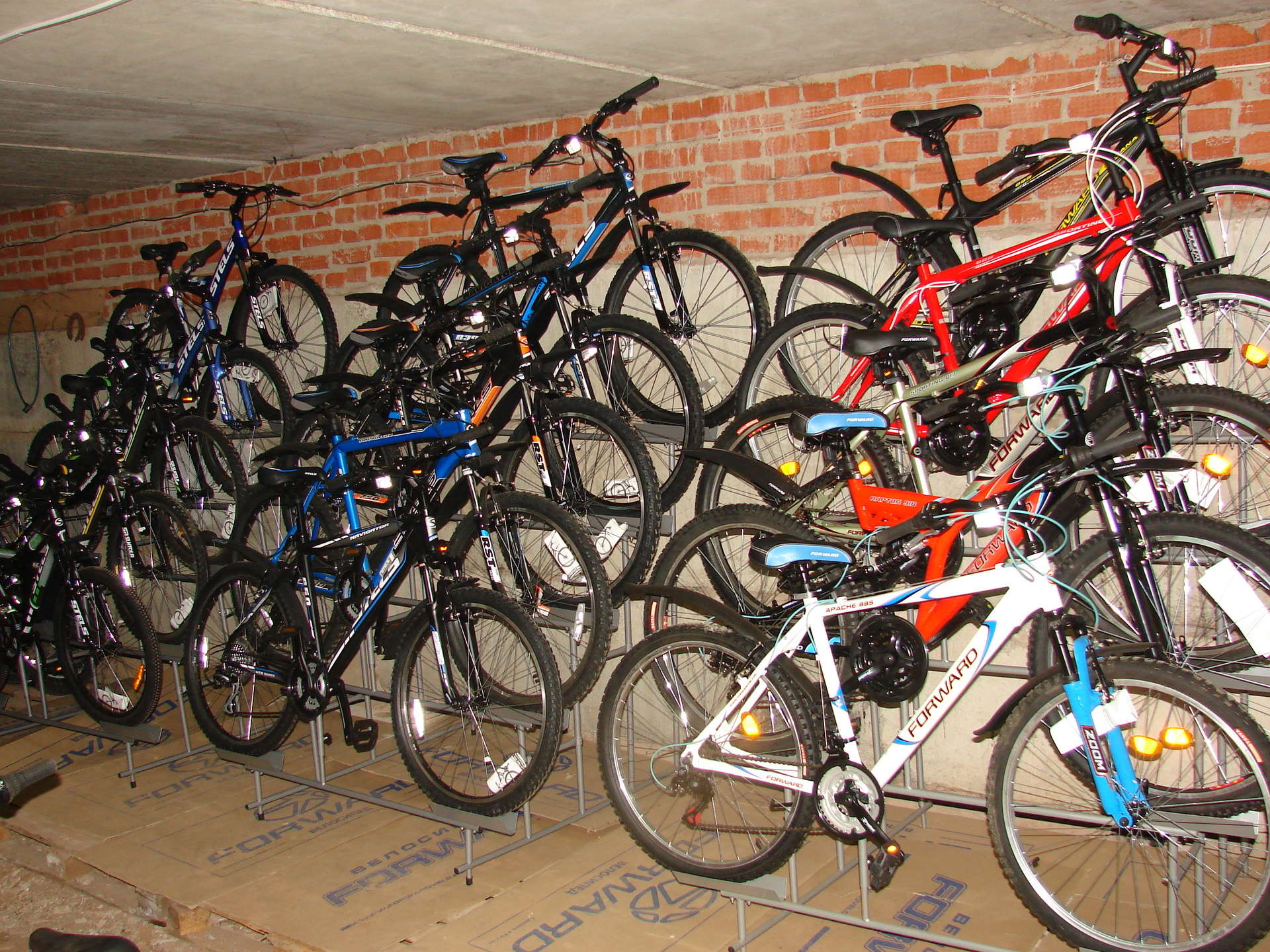 Купить велосипед в москве и области. Много велосипедов. Склад велосипедов. Велосипеды в ассортименте. Продается велосипед.