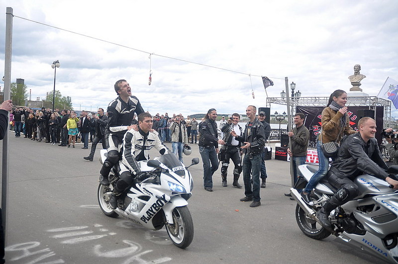 click for enlarge 1000 X 664 184,3 Kb picture