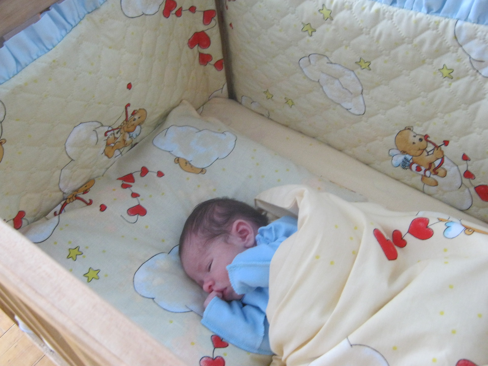 Месячные как спать ночью. Кроватка для новорожденного. Грудной ребёнок в кровптке. Грудные дети в кроватке. Новорожденный ребенок в кроватке.