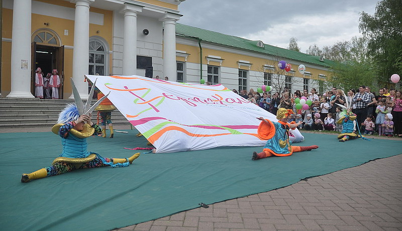 click for enlarge 1000 X 574 172,2 Kb picture