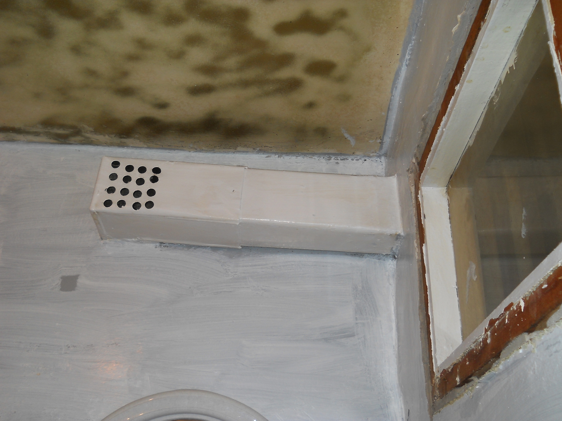 Вентиляция ванна кухня. Короб воздуховода п44. Вентиляционная шахта п-44. Короб для вентиляции в ванной. Короб вентиляции в квартире.