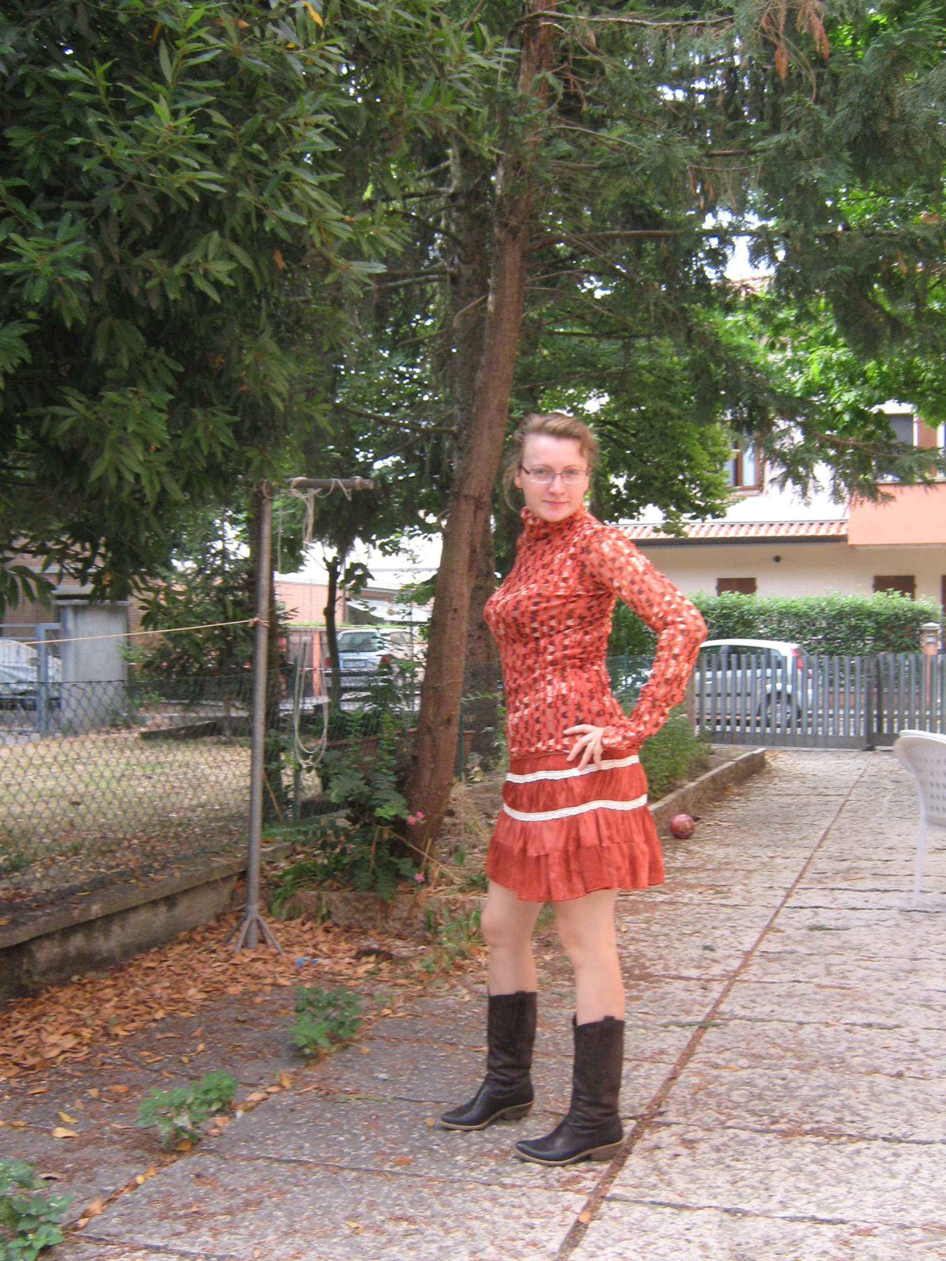 Кира задирает юбку на улице показывая прелести фото
