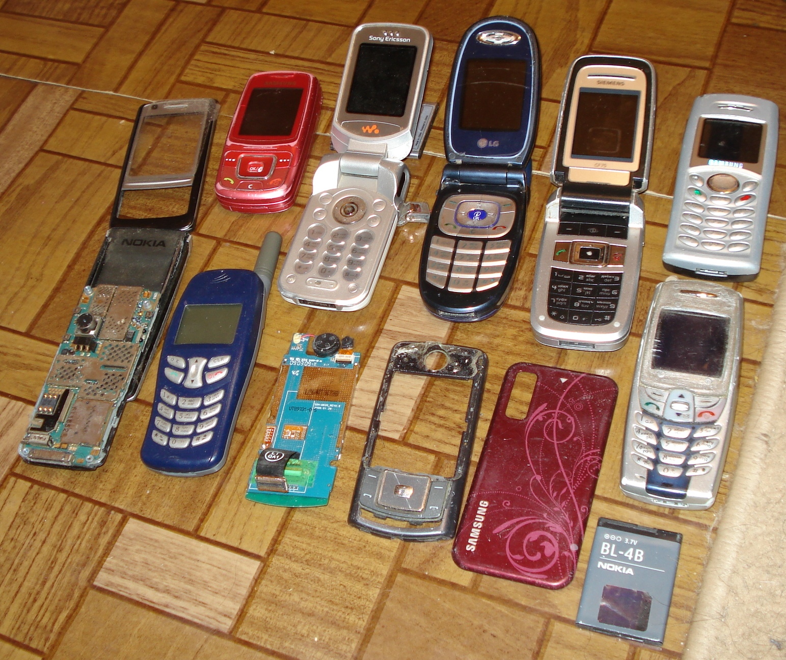 Покупка разбитых. Сломанный телефон. Сломанный смартфон. Коллекция старых сломанных телефонов. Покупка разбитых телефонов.