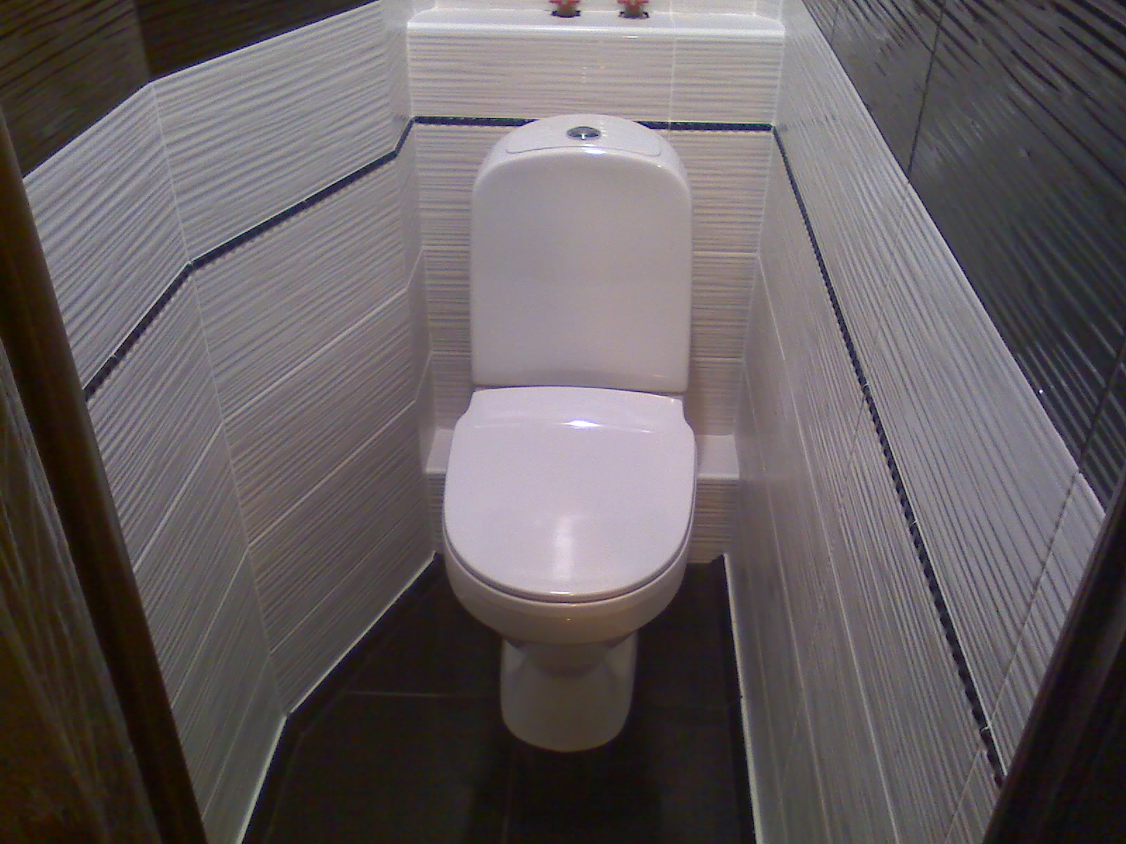 Ремонт туалета пвх. Отделка туалета панелями. Туалет отделанный панелями. Отделка туалета пластиком. Отделка туалета пластиковыми панелями.