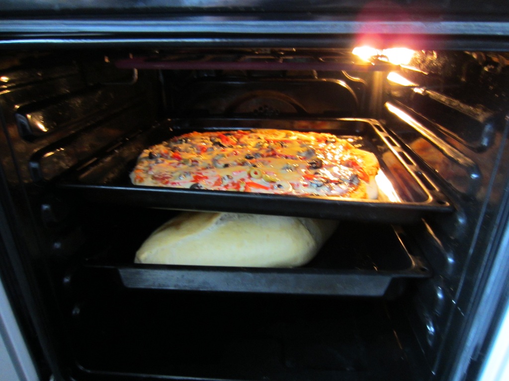 Сколько по времени печь пиццу в духовке. Духовка для выпекания пиццы. Противень с пирогами. Еда на противне в духовке. Пицца в духовке.