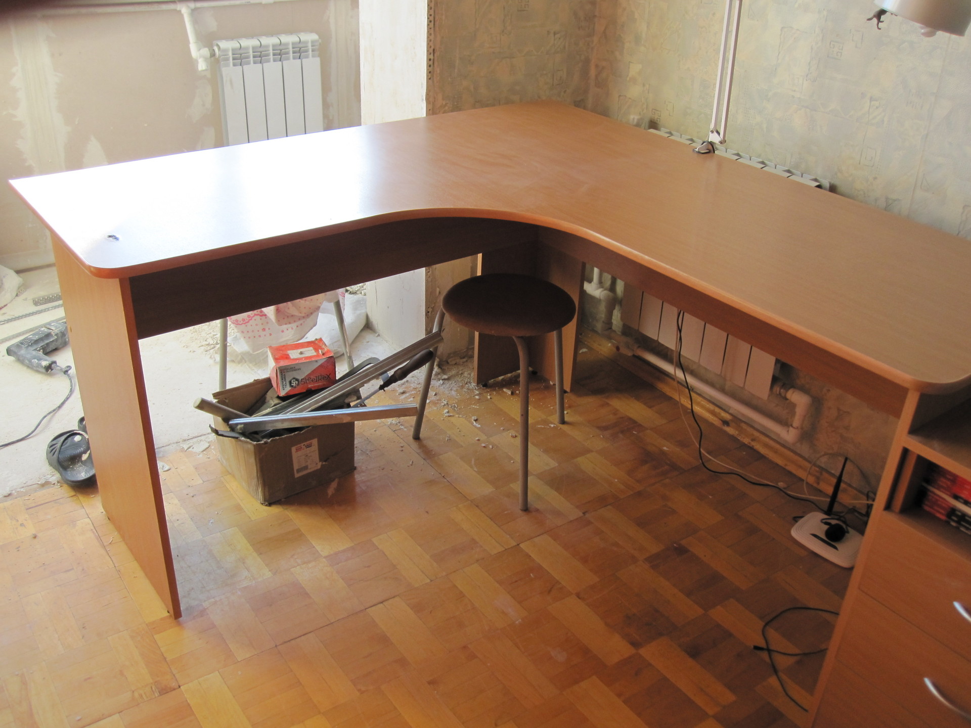 Столешница на заказ санкт петербург 1400х800. Длинный угловой стол. Письменный стол углом. Столешница для письменного стола. Угловая столешница для письменного стола.
