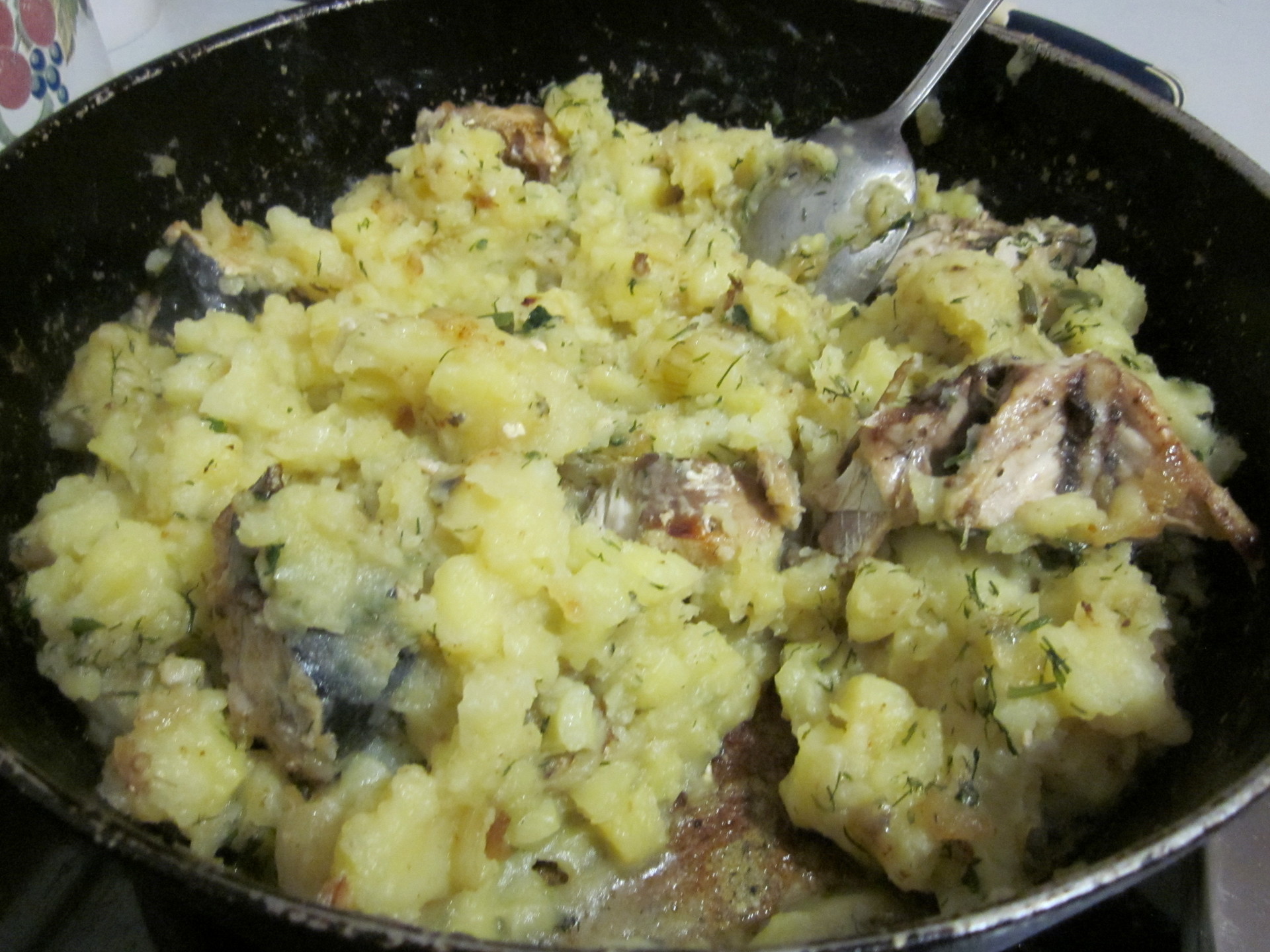 Скумбрия с картофелем на сковороде