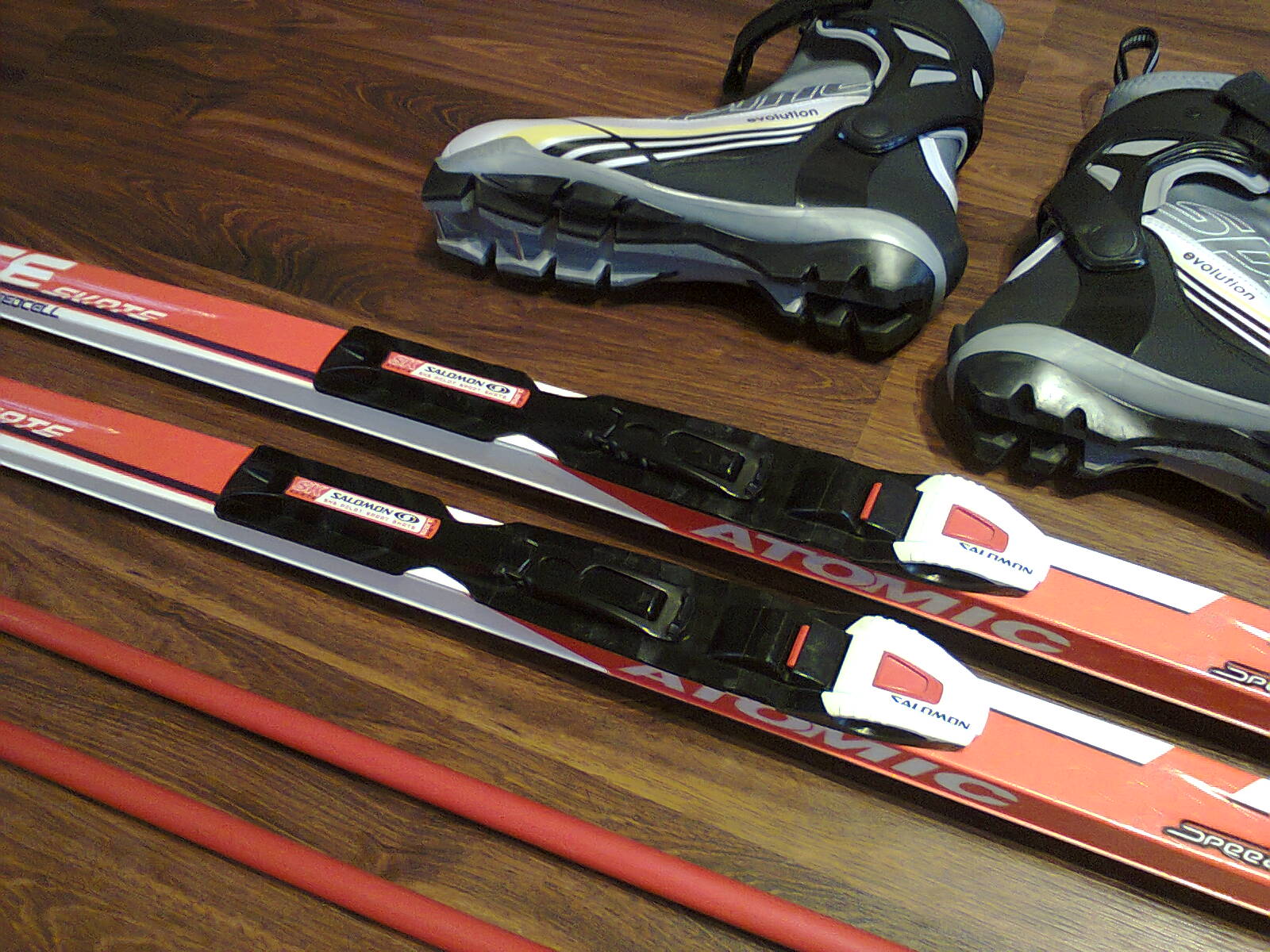 Купить лыжи с ботинками взрослые. Лыжи Атомик Фишер Саломон. Лыжи Атомик Фишер для конькового хода. Атомик крепления для беговых лыж. Крепления лыжных ботинок Dynamic Flex 100.