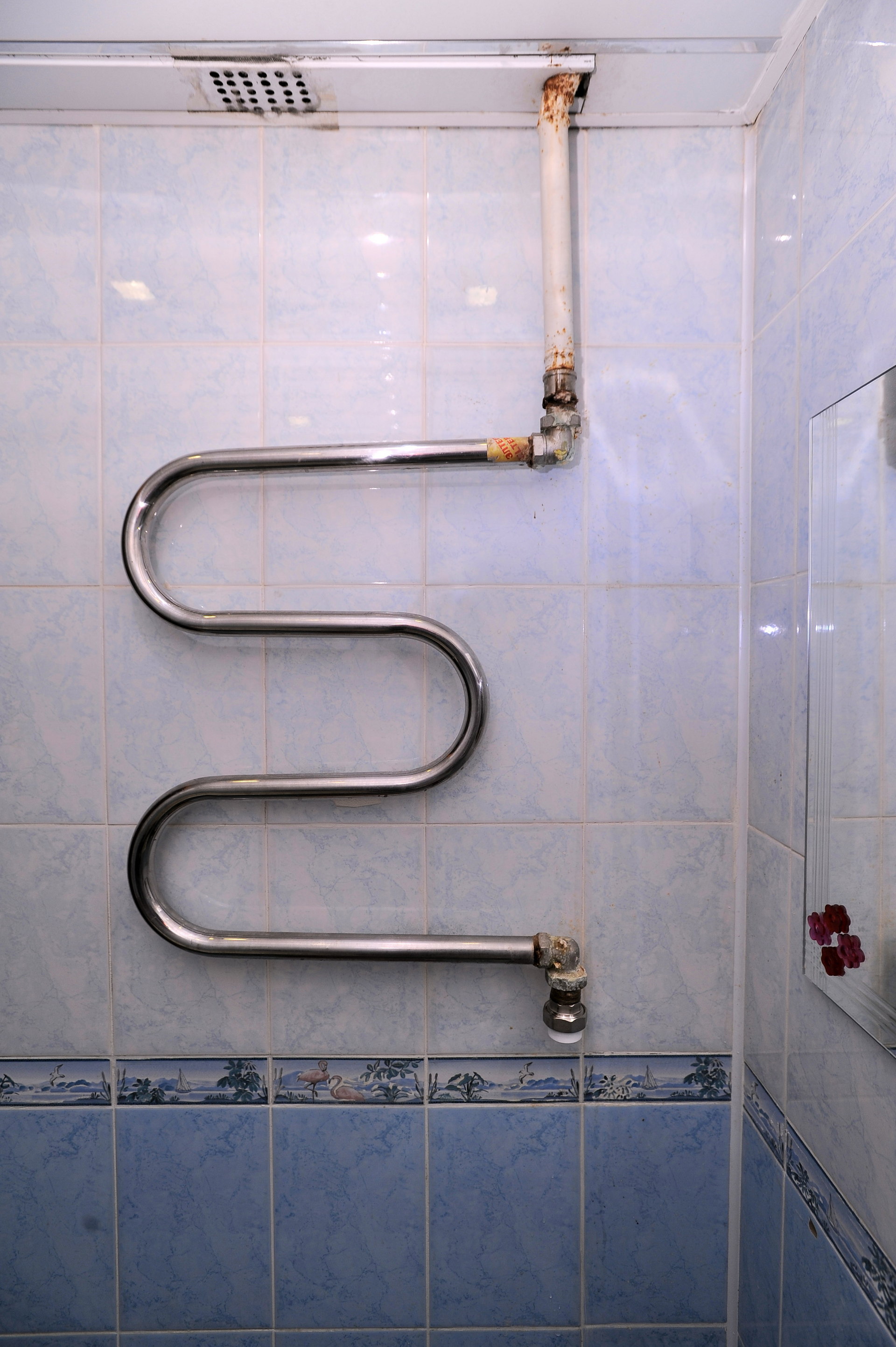 Трубы горячей воды в ванной. Полотенцесушитель в ванной. Трубы для полотенцесушителя в ванной. Батарея в ванную. Трубы в ванную комнату.
