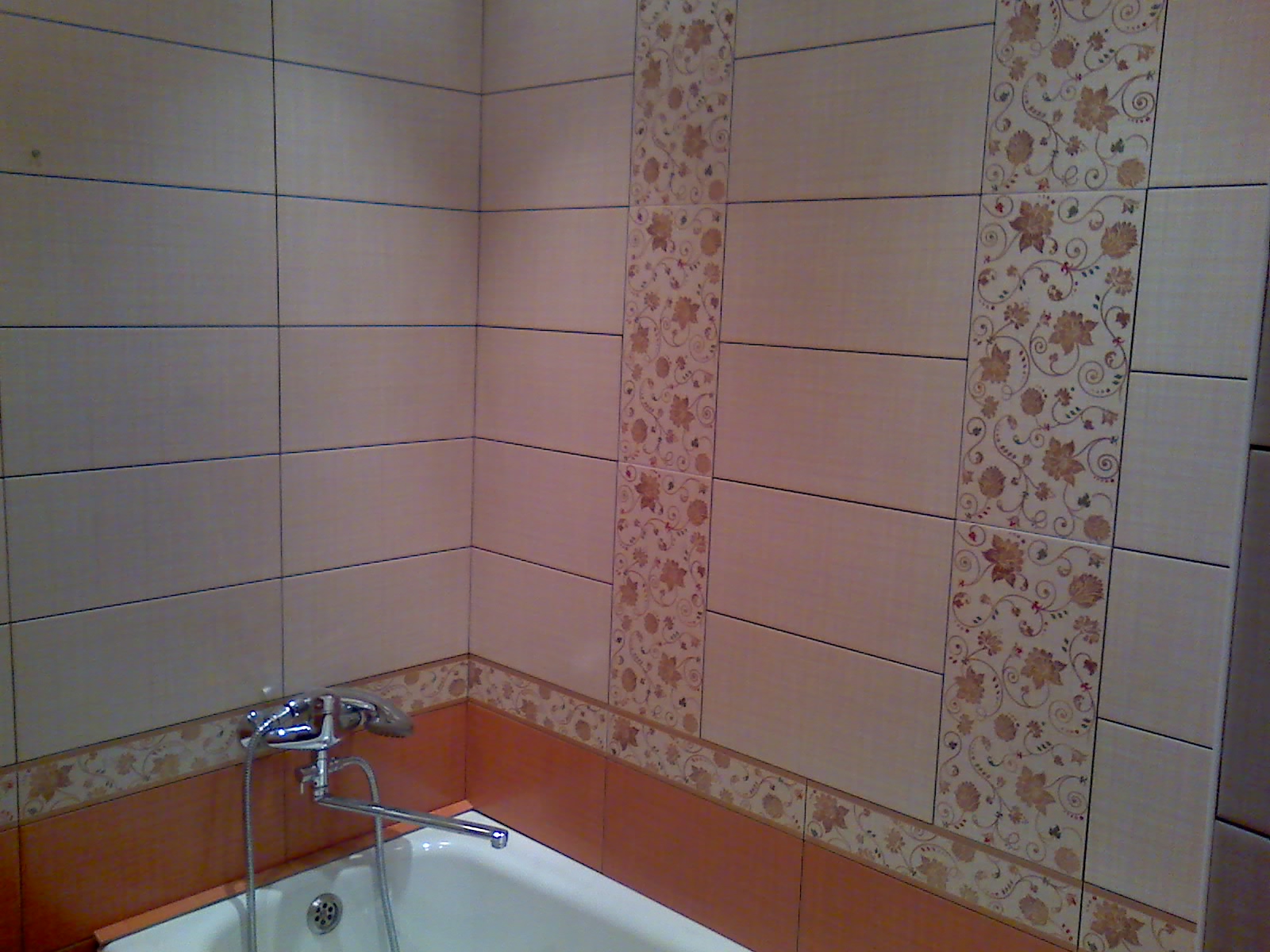 Укладка плитки ванная комната стены. Красиво выложить плитку в ванной. Выкладка плитки в ванной. Варианты кладки плитки в ванной. Укладка плитки ванная.