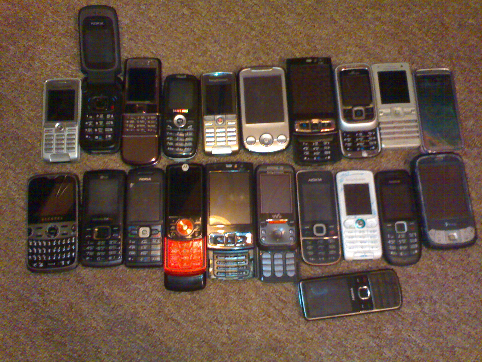 Телефон бу красноярск. Старые мобильные телефоны. Много мобильных телефонов. Коллекция старых телефонов. Много старых телефонов.