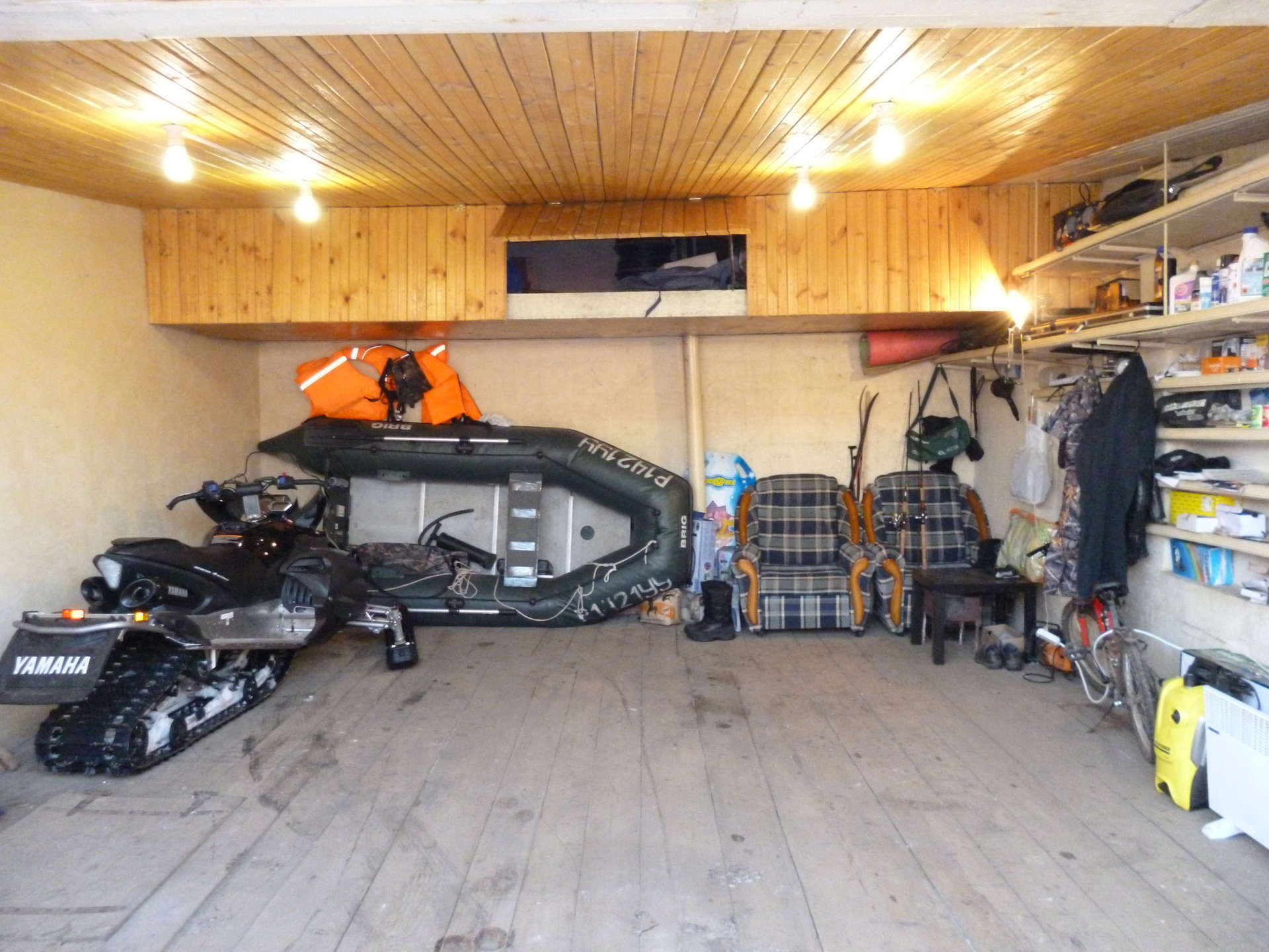 Гараж для снегохода и квадроцикла. Дизайнерский гараж. Окна в гараже. Гараж внутри. Гараж для мотоцикла.