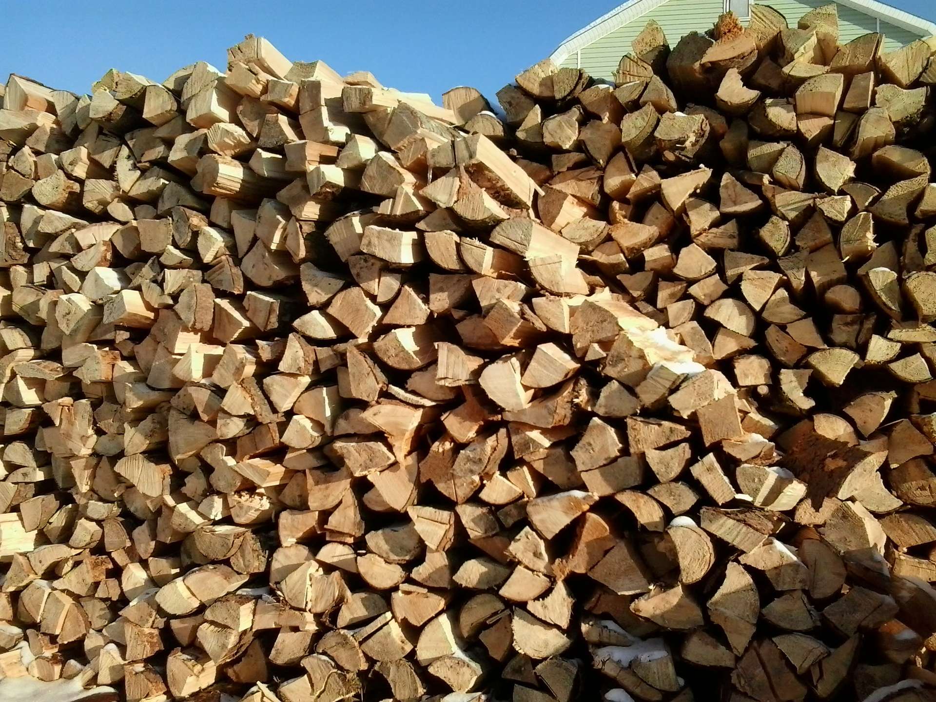 Купить дрова с доставкой московская область. Дрова. Березовые дрова. Березовое полено. Осиновые дрова.