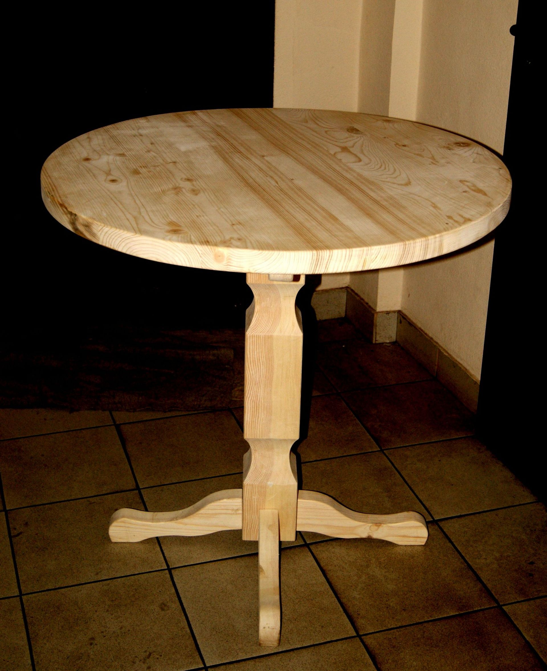 Столик из дерева круглый. Круглый деревянный стол. Круглый столик из дерева. Круглый деревянный столик. Круглый деревянный стол на кухню.