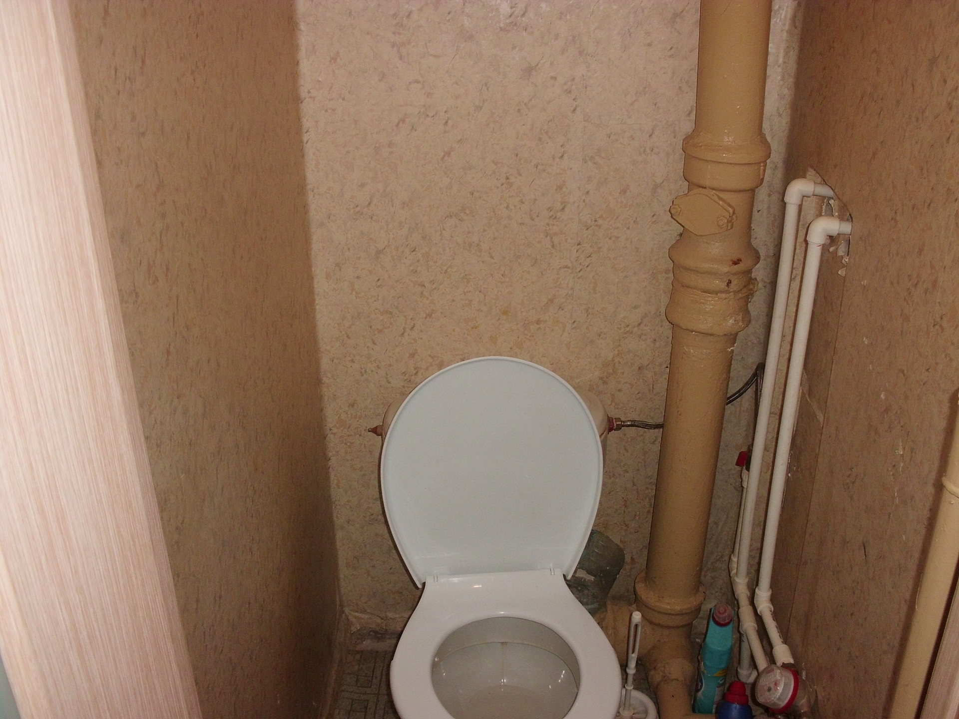 Ремонт труб в туалете. Трубы в туалете. Туалет с трубами сбоку. Панели для закрытия труб в туалете. Короб для туалета закрывающий трубы.