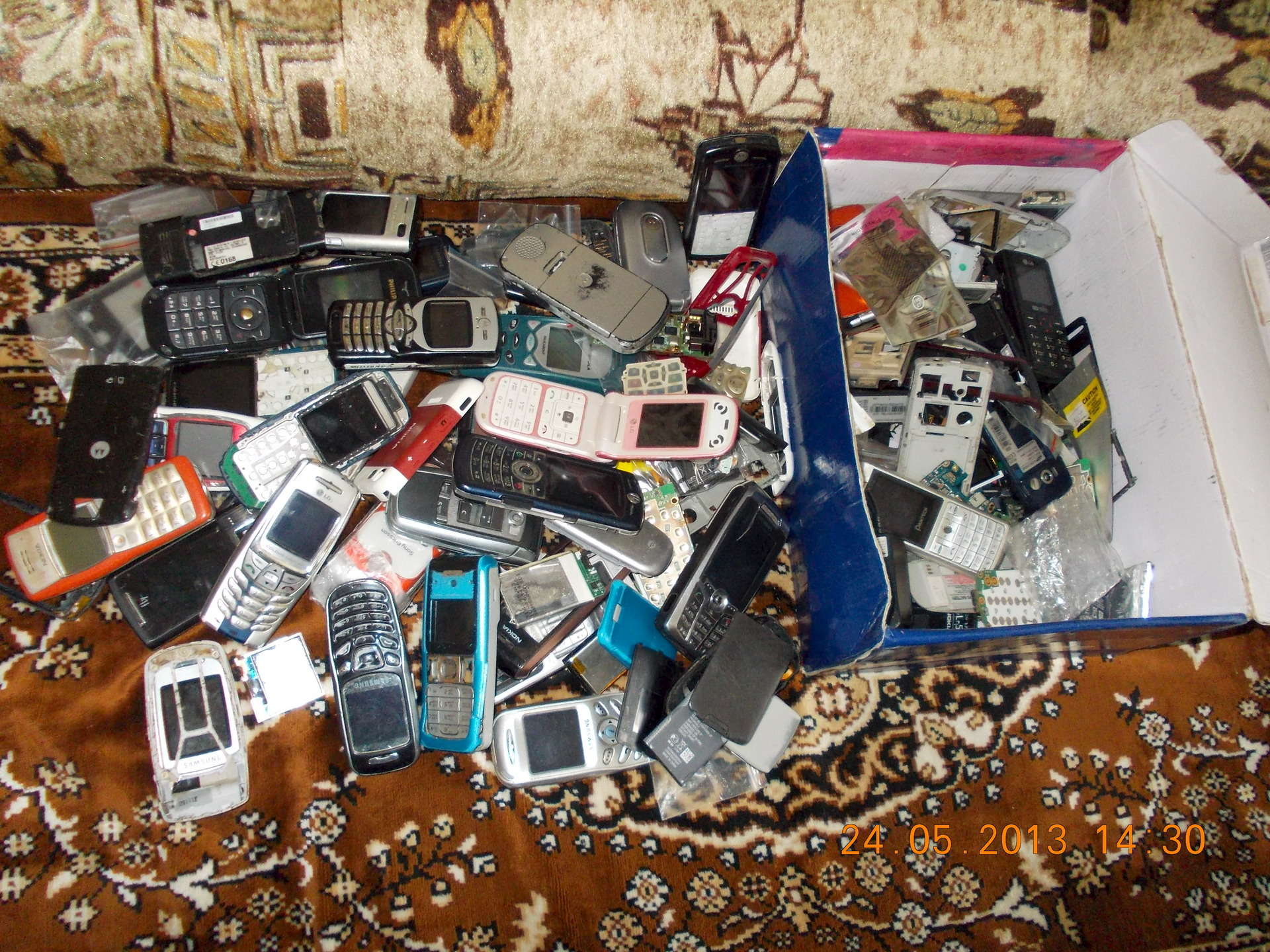 Разбил продаю. Скупка сломанных телефонов. Скупка сломанных смартфонов. Сломанные моды. Телефоны опт.