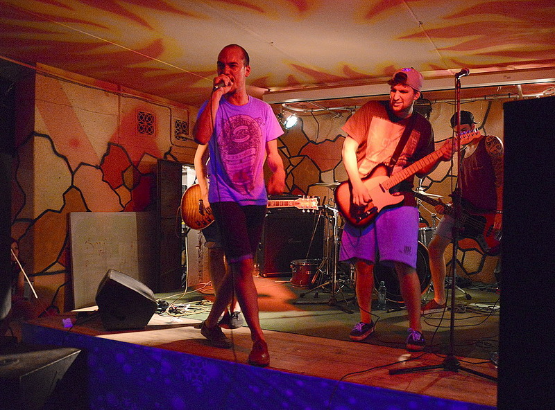 click for enlarge 1000 X 740 271.2 Kb picture