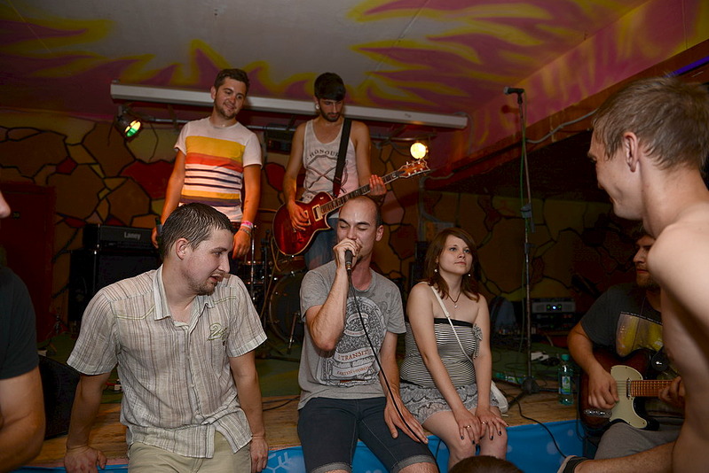 click for enlarge 1000 X 668 169.8 Kb picture