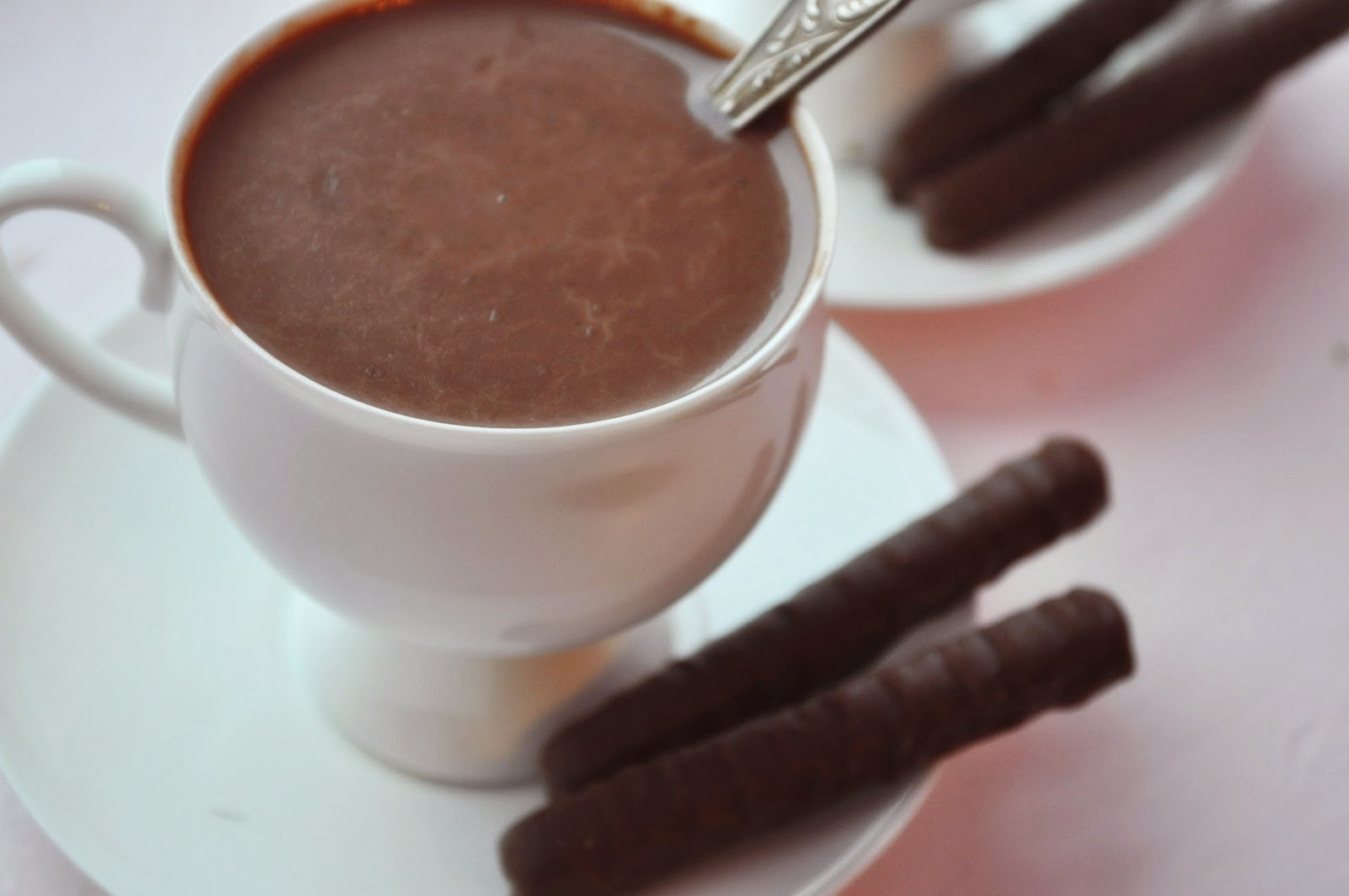 Горячий шоколад без шоколада. Горячий шоколад. Горячий шоколад напиток. Горячий шоколад для детей. Шоколад для приготовления горячего шоколада.