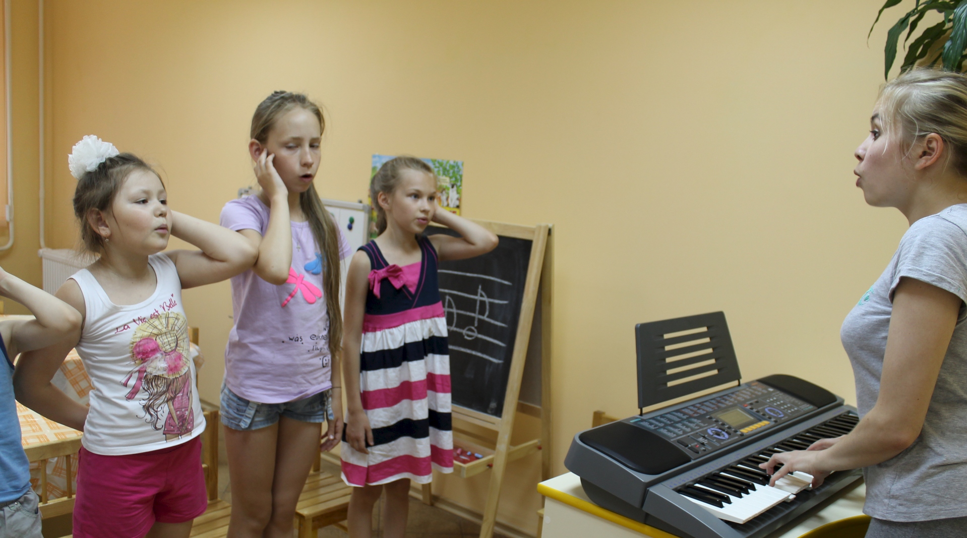 Занятие пением детей. Занятия по вокалу для детей. Вокал дети. Уроки пения для детей. Групповые занятия по вокалу.