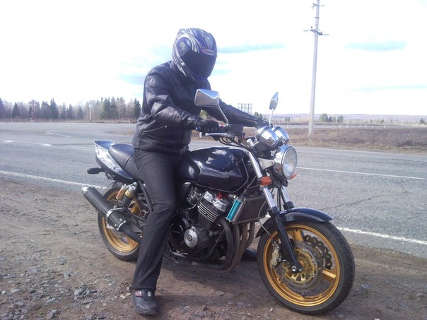 Мотоциклист на Honda cb400