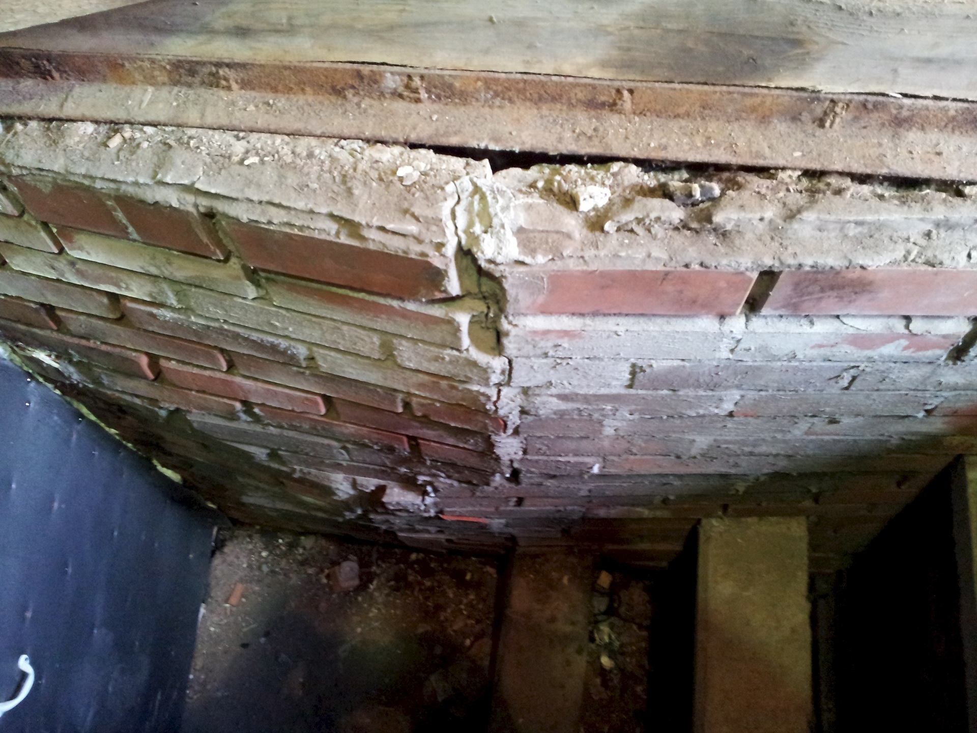 Трещина задней стенки. Треснула плита перекрытия в гараже. Усиление стен подвала. Треснула плита перекрытия в подвале гаража. Обваливается потолок в погребе.