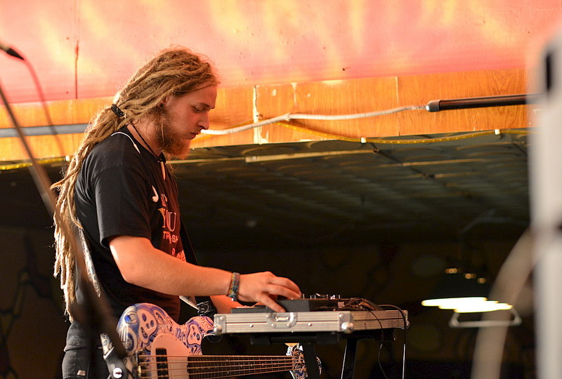 click for enlarge 1000 X 675 152.2 Kb picture