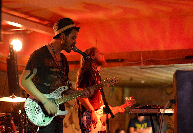 click for enlarge 1000 X 690 204.1 Kb picture