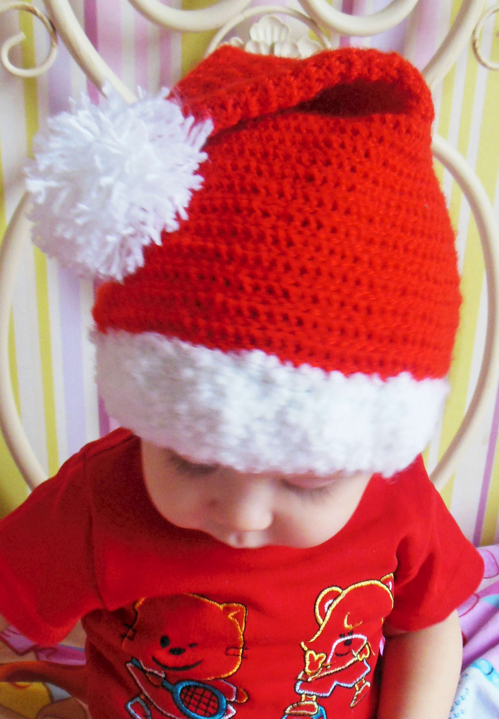 Колпак крючком. Малыш в новогодней шапочке. Шапка "Новогодняя". Вязаные шапки для детей. Детские вязаные шапки.