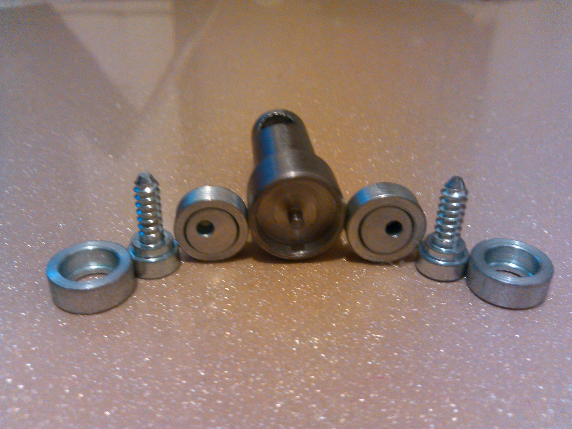 Крепеж номерного знака (саморез) с заглушкой-колпачком хром (к-т 4 шт. Саморезы для номера. Саморезы для номера. Болты крепления номерного знака хендай. Саморезы для номера.