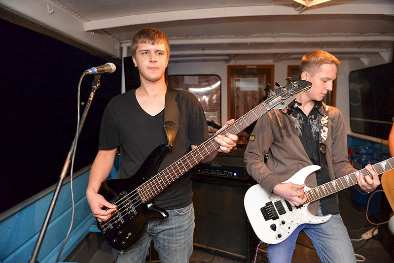 click for enlarge 1000 X 668 186.4 Kb picture