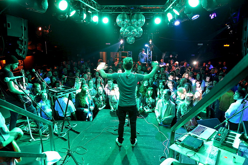 click for enlarge 1000 X 664 274.9 Kb picture