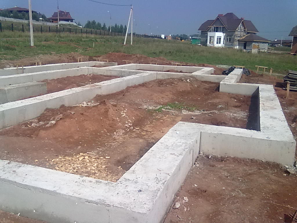 Фундамент. Бетонирование фундаментной плиты. Полы по грунту в ленточном фундаменте. Обратная засыпка фундамента. Стяжка внутри ленточного фундамента.