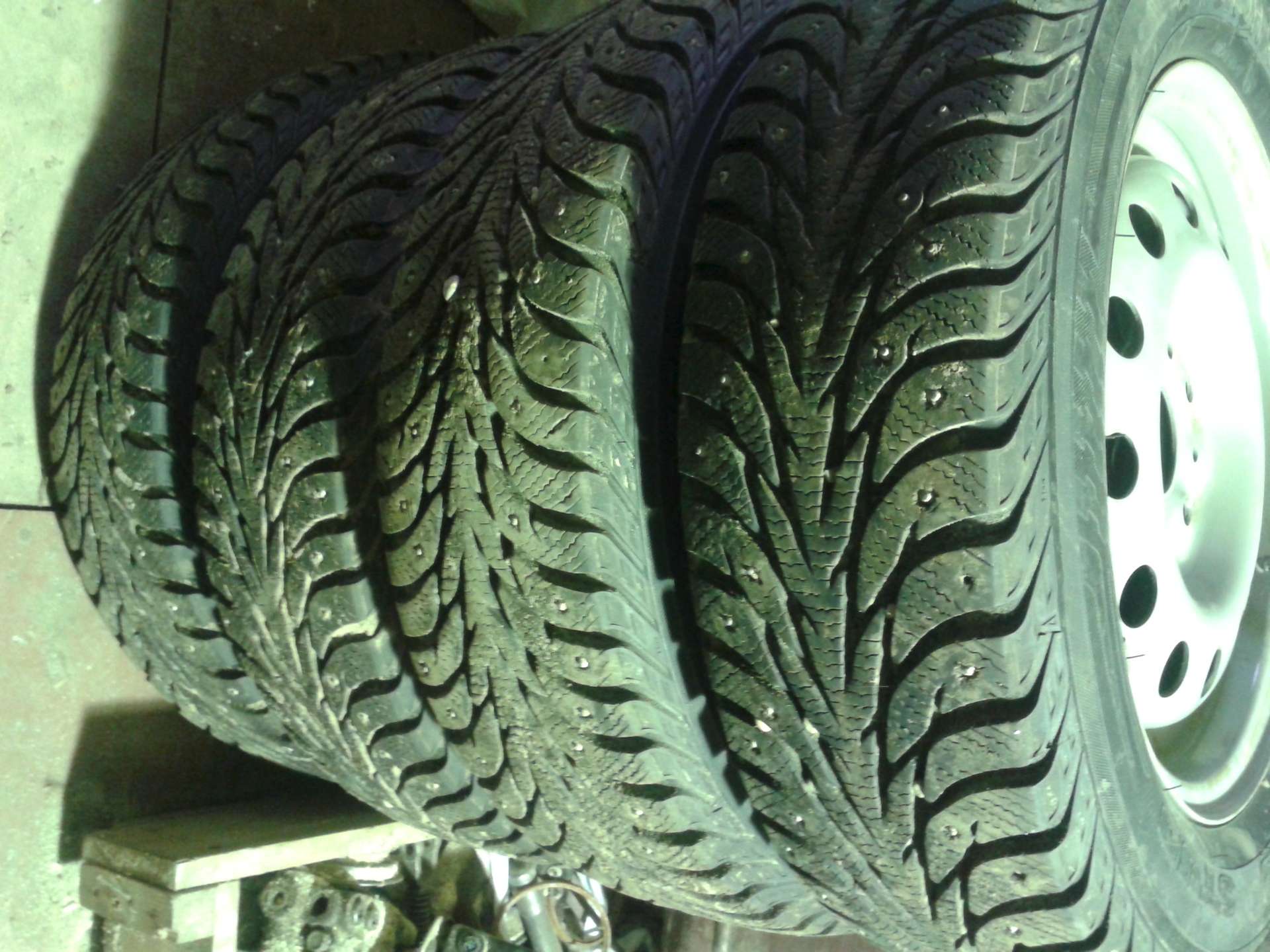 Размер резины б у. Шина р14 175/65 Nokian Tyres (Hakkapeliitta 9 86t, шипы). Резина р14 зима. Шины зимние р14 175 80. Резина зимняя r14 Таганка Нива.
