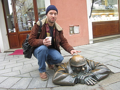 1920 X 1440 848.7 Kb мужик на столбе, или памятник электромонтеру)