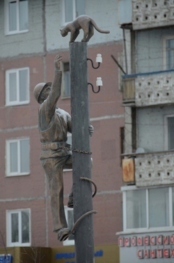 250 x 378 мужик на столбе, или памятник электромонтеру)