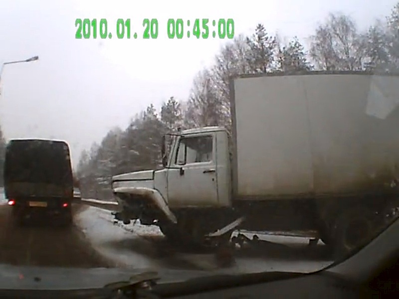 1600 X 1200 212.3 Kb 06.12.2013 Поселок Италмас, логан vs грузовик.